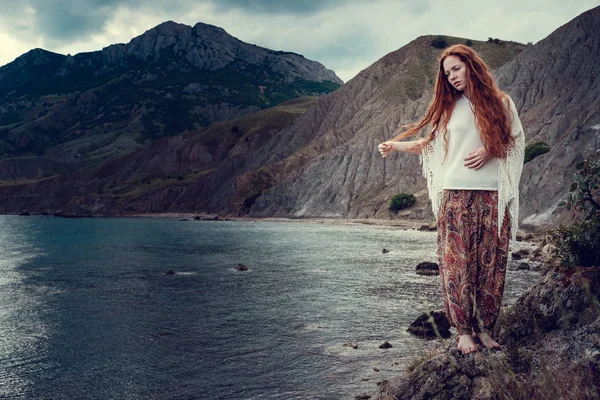 Vackra boho stil modell bär vit virkad baddräkt poserar på stranden i solljus — Stockfoto