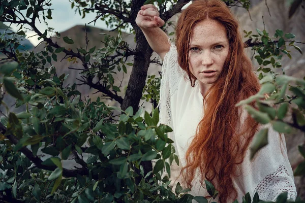 Vackra boho stil modell bär vit virkad baddräkt poserar på stranden i solljus — Stockfoto