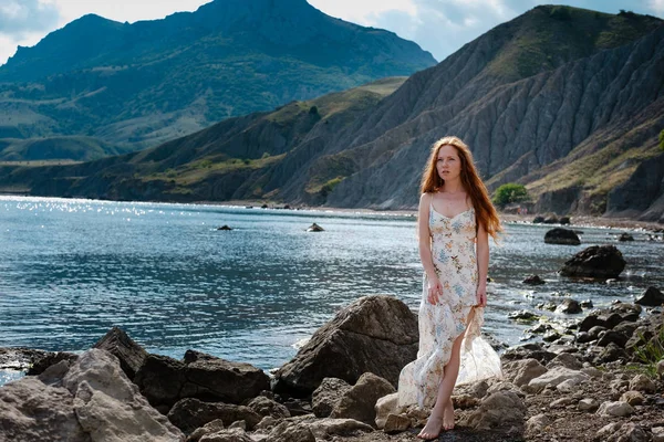 Magnifique modèle de style boho portant une robe blanche posant sur la plage au soleil — Photo