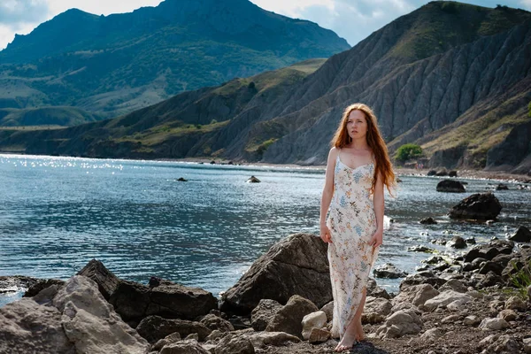 Magnifique modèle de style boho portant une robe blanche posant sur la plage au soleil — Photo