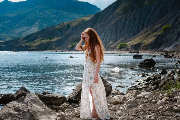 Magnifique modèle de style boho portant une robe blanche posant sur la plage au soleil — Photo