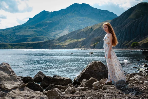 Vackra boho stil modell Iklädd vit klänning poserar på stranden i solljus — Stockfoto