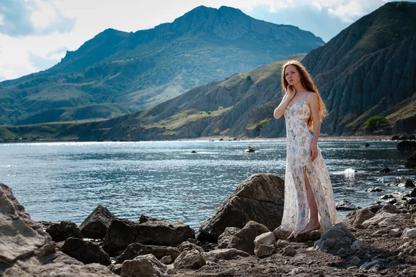 Vackra boho stil modell Iklädd vit klänning poserar på stranden i solljus — Stockfoto