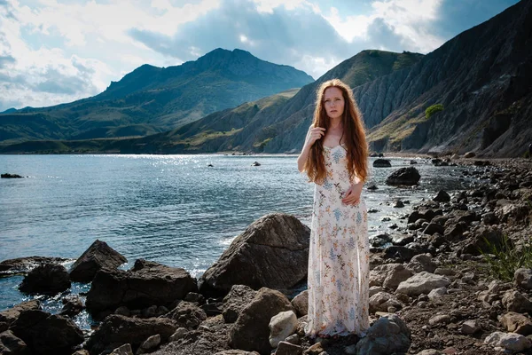 Güzel boho tarz modeli Güneş ışığı altında sahilde poz beyaz elbise