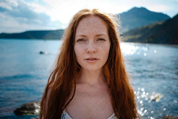 Bela boho estilo modelo vestindo vestido branco posando na praia à luz do sol — Fotografia de Stock