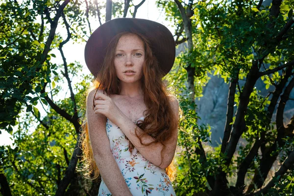 Obra de arte da mulher romântica.Modelo de ternura bonita olhando para a câmera . — Fotografia de Stock