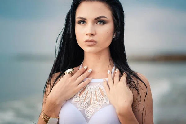 Foto de moda de hermosa mujer bronceada con pelo negro en bikini blanco elegante relajante en la isla tropical con playa perfecta . — Foto de Stock