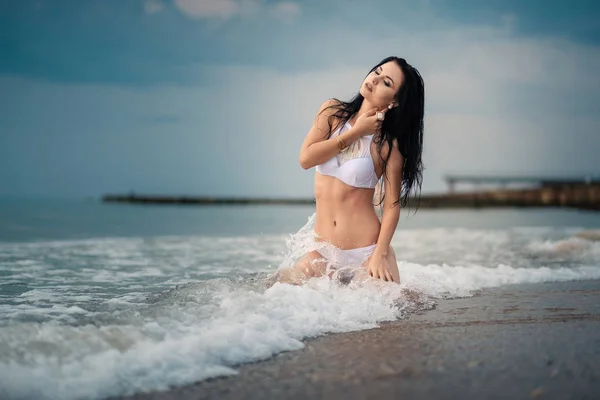 Μόδα φωτογραφία του όμορφη γυναίκα μαυρισμένο με μαύρα μαλλιά στο κομψό λευκό μπικίνι χαλαρωτικό τροπικό νησί με τέλεια παραλία. — Φωτογραφία Αρχείου
