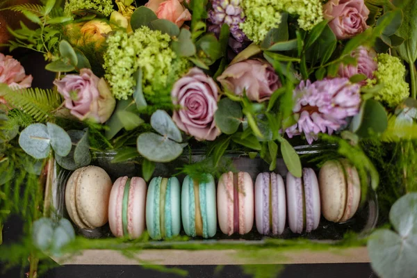 Gift Box With Macaroons And Flowers — Stock Photo, Image