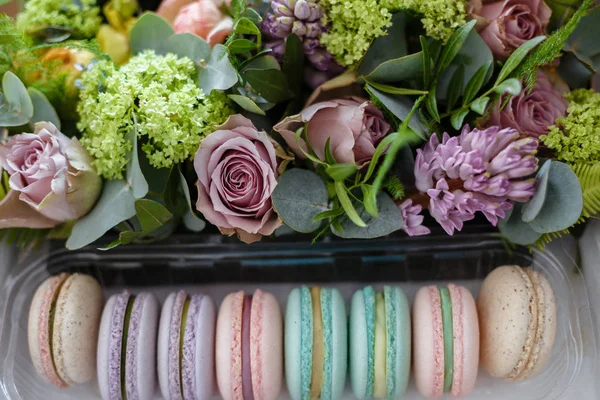 Macaroons ve çiçek hediye kutusu