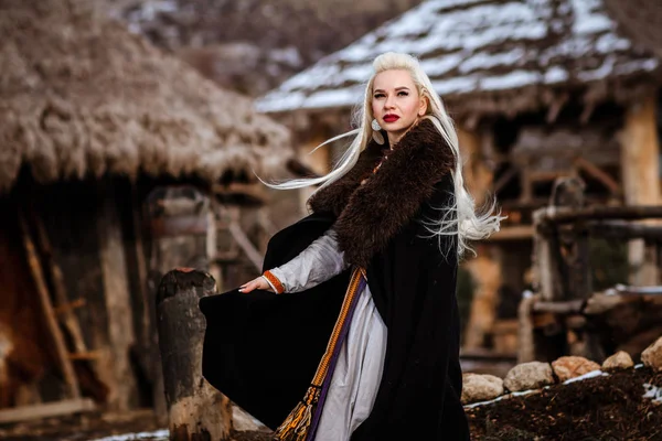 Bir viking sarı saçları ile tutan güzel genç kadın. Tarihsel şahsiyet görüntüsünü