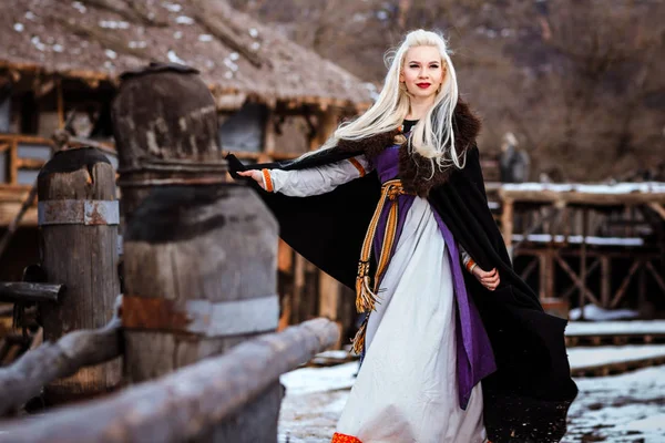 Bir viking sarı saçları ile tutan güzel genç kadın. Tarihsel şahsiyet görüntüsünü