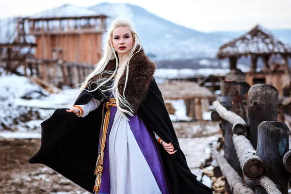 Bir viking sarı saçları ile tutan güzel genç kadın. Tarihsel şahsiyet görüntüsünü