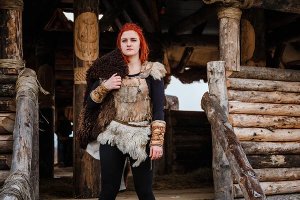 伝統的な戦士服のバイキング女性. — ストック写真