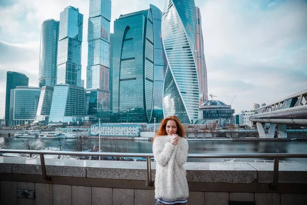 Sorrindo mulher bonita em um casaco leve contra o pano de fundo de — Fotografia de Stock