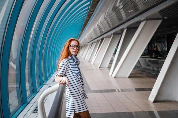 Sorrindo mulher bonita em um casaco leve contra o pano de fundo de — Fotografia de Stock