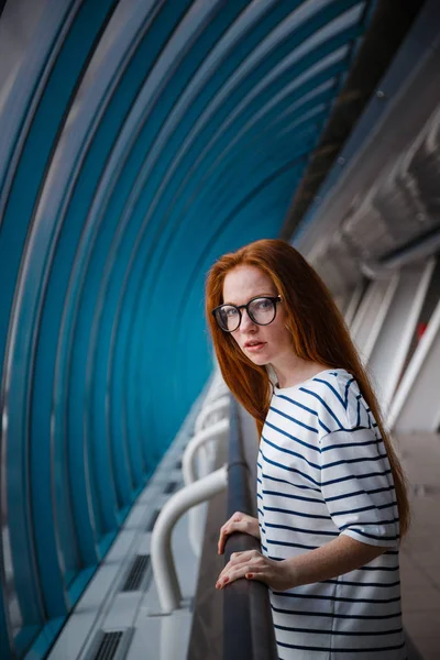 Souriant belle femme dans un manteau léger sur fond de — Photo