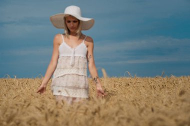 doğa, yaz tatili, tatil ve insanlar kavramı - yüz mutlu gülümseyen kadın veya genç kız n tahıl alanda şapkalı