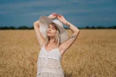 doğa, yaz tatili, tatil ve insanlar kavramı - yüz mutlu gülümseyen kadın veya genç kız n tahıl alanda şapkalı