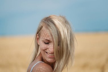 doğa, yaz tatili, tatil ve insanlar kavramı - yüz mutlu gülümseyen kadın veya genç kız n tahıl alanda şapkalı