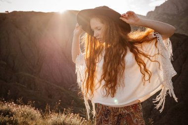 Kızıl saçlı kadın dinlenme.