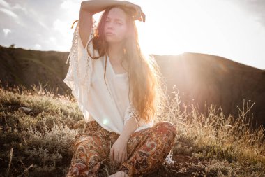 Kızıl saçlı kadın dinlenme.