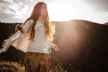 Kızıl saçlı kadın dinlenme.