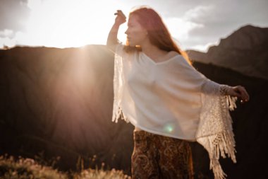 Kızıl saçlı kadın dinlenme.