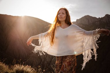 Kızıl saçlı kadın dinlenme.