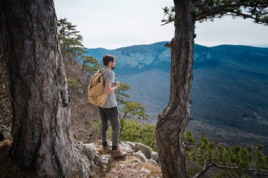 Genç hipster adam bahar dağlarda