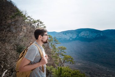 Genç hipster adam bahar dağlarda