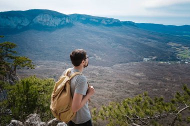 Genç hipster adam bahar dağlarda