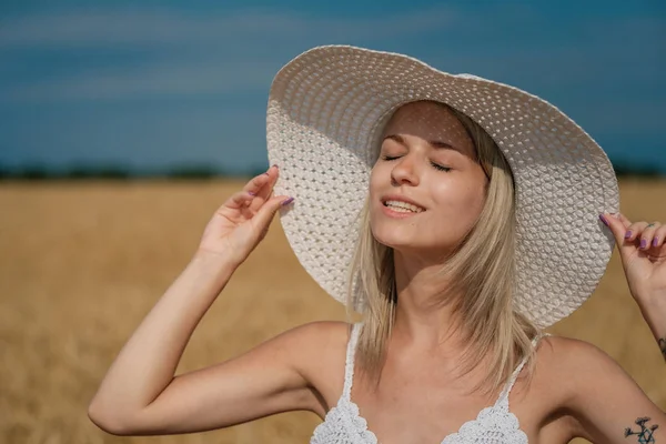 Nature, vacances d'été, vacances et concept de personnes - visage de femme souriante heureuse ou adolescente n dans le chapeau sur le champ de céréales — Photo