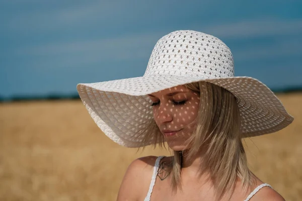 Příroda, letní prázdniny, dovolené a lidé koncept - plocha šťastná usmívající se žena nebo n dospívající dívka v klobouku na obilné pole — Stock fotografie
