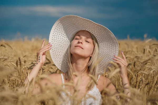 Příroda, letní prázdniny, dovolené a lidé koncept - plocha šťastná usmívající se žena nebo n dospívající dívka v klobouku na obilné pole — Stock fotografie