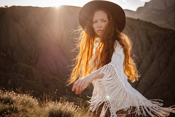 Kızıl saçlı kadın dinlenme.