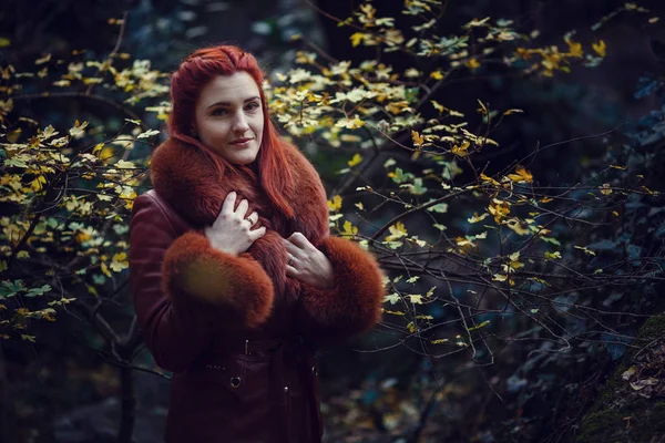 Jovem ruiva bonita está andando no parque de outono — Fotografia de Stock