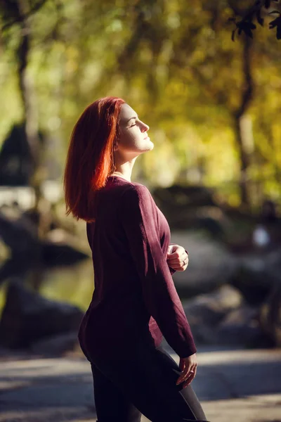 Hermosa joven pelirroja está caminando en el parque de otoño —  Fotos de Stock