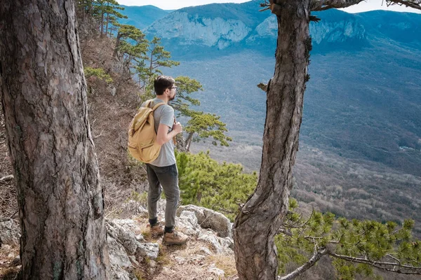 Genç hipster adam bahar dağlarda — Stok fotoğraf