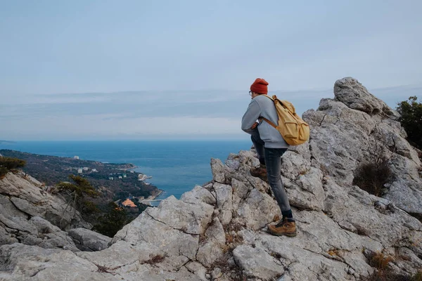 Sırt çantalı bir adam dağda yürüyüş yapıyor. — Stok fotoğraf