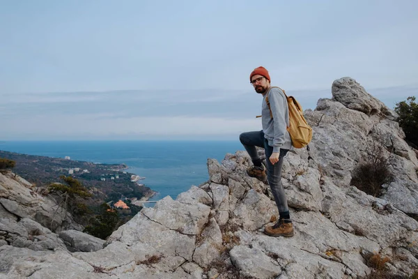 Hombre con mochila senderismo en las montañas — Foto de Stock