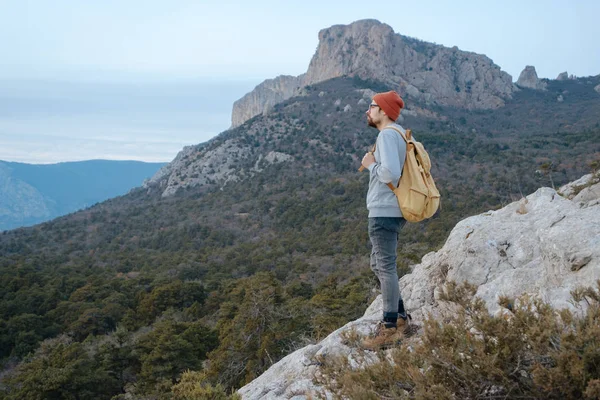 Sırt çantalı bir adam dağda yürüyüş yapıyor. — Stok fotoğraf