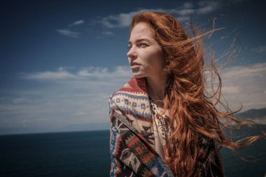 Güzel romantik kız açık havada. Deniz kenarında güzel Model. Uzun saçları rüzgarda.