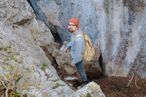 Hombre con mochila senderismo en las montañas — Foto de Stock