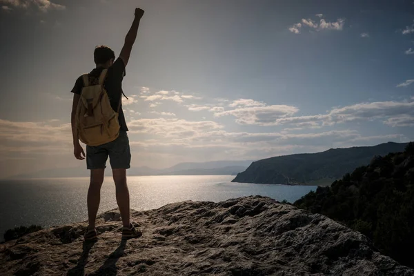 Klucz do sukcesu. Turysta z plecaka, stojąc na szczycie góry z uniesionymi rękoma i widokiem — Zdjęcie stockowe