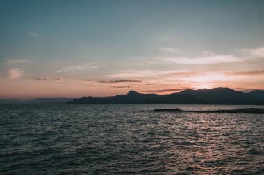 Güzel panoramik Karadeniz kıyısında günbatımı sırasında. Crimea,