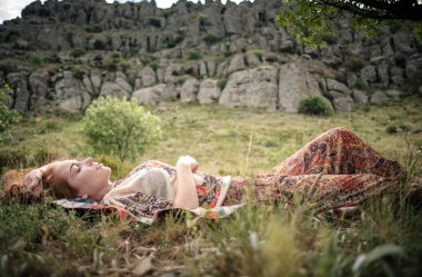 Genç Kız parkta yoga yaparken