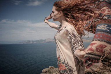 Güzel romantik kız açık havada. Deniz kenarında güzel Model. Uzun 