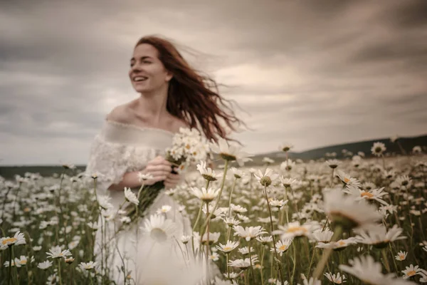 Bella ragazza con i capelli rossi ricci in campo camomilla — Foto Stock