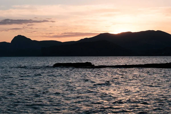 Güzel panoramik Karadeniz kıyısında günbatımı sırasında. Crimea,